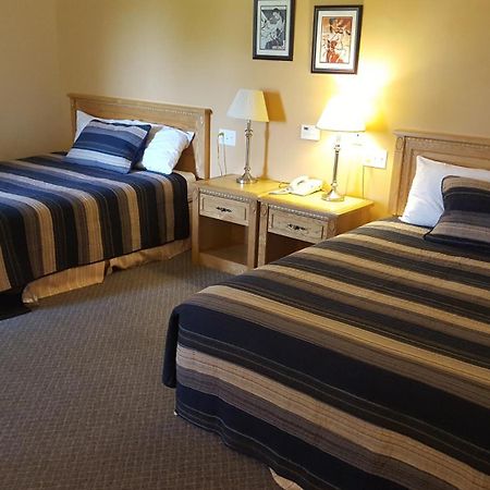 Knights Inn Woodstock Room photo